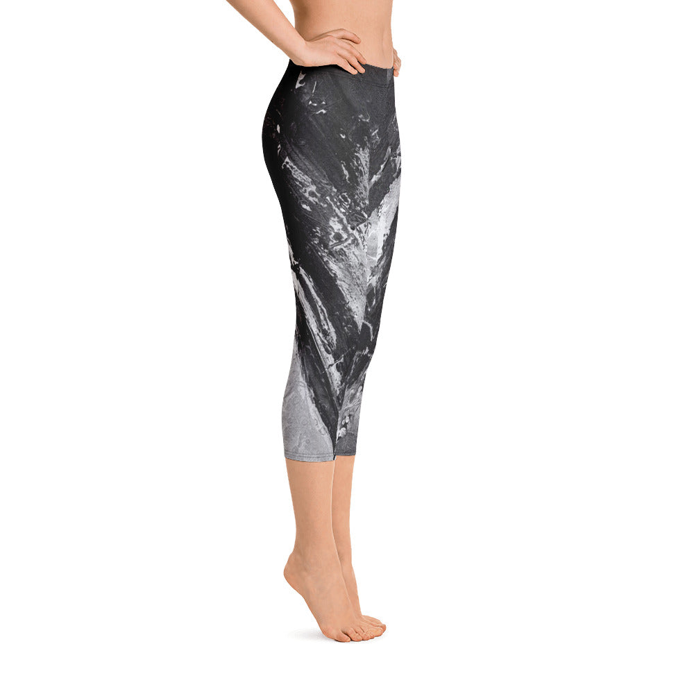 Heart Explosion Noir with Red Hearts | Women's Fine Art Regular-Waist Capris